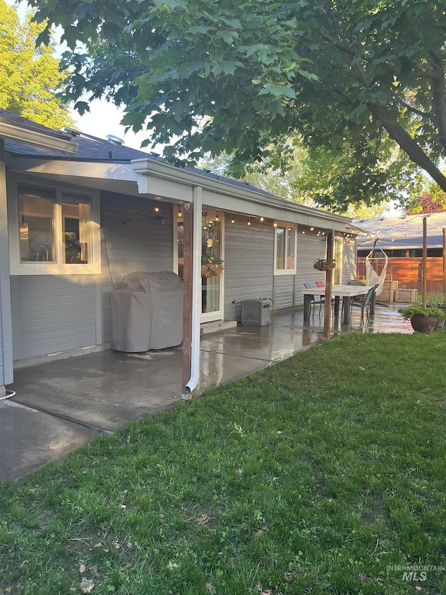 view of yard featuring a patio