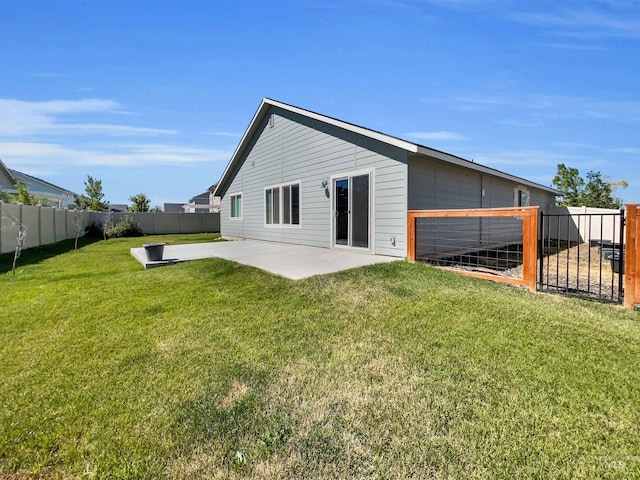 5394 N Elmstone Ave, Meridian, ID 83646 - back of property with a patio area