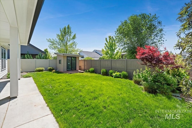 view of yard featuring an outdoor structure