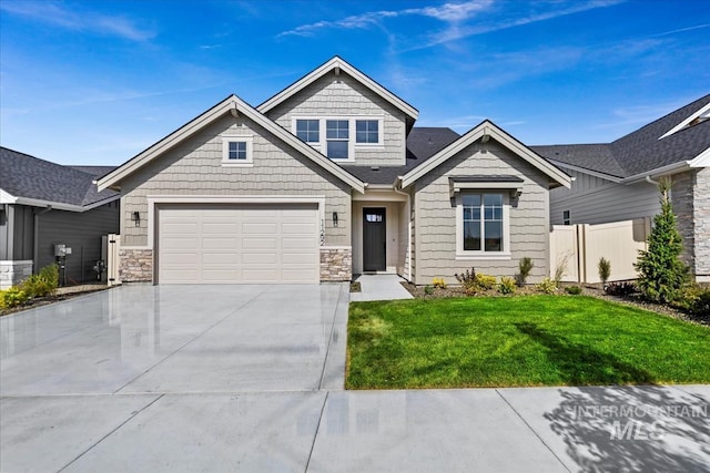 craftsman-style house featuring a front lawn