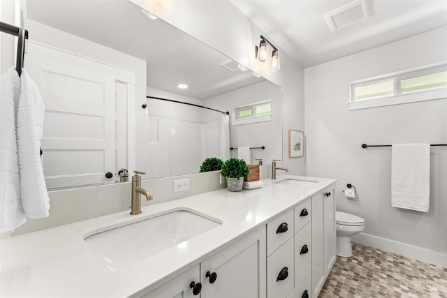 full bathroom featuring baseboards, visible vents, a sink, and toilet