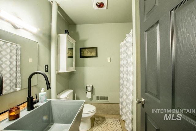 2350 Trail Rd, Moscow, ID 83843 - full bathroom featuring toilet and vanity