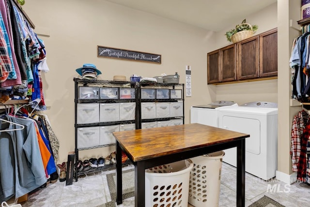 laundry room with cabinets and independent washer and dryer