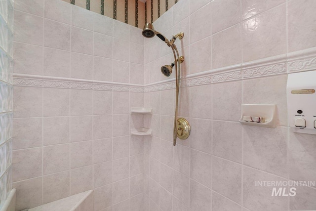 3283 Willow Cir, Twin Falls, ID 83301 - bathroom featuring tiled shower