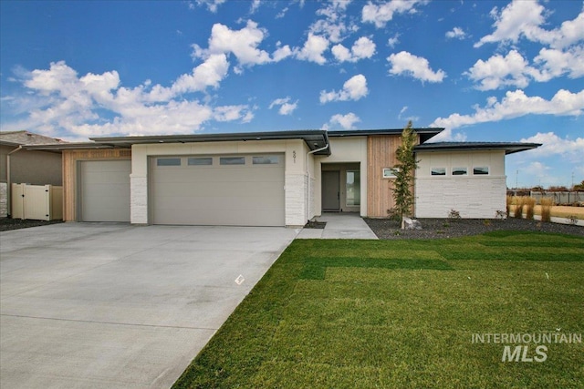 view of front facade featuring a garage and a front lawn