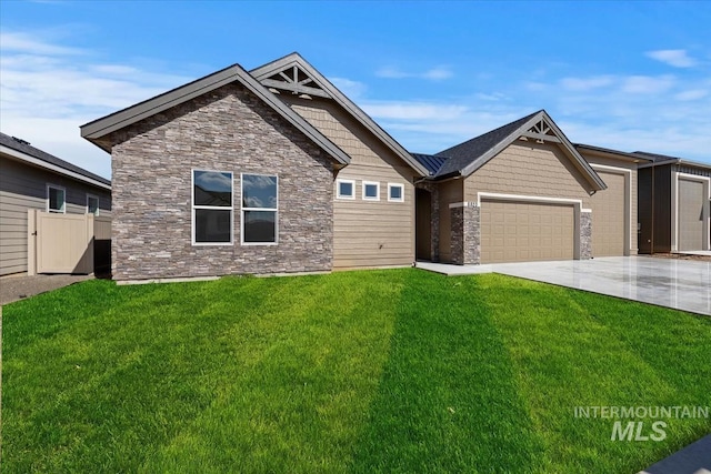 craftsman inspired home with a front lawn and a garage