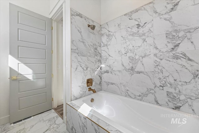 bathroom with tiled shower / bath