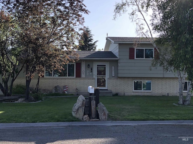2726 Fairmont Dr, Burley, ID 83318 - split level home featuring brick siding and a front yard