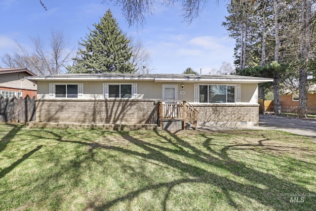 single story home featuring a front lawn, fence, and crawl space