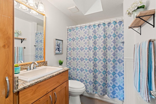 full bathroom featuring visible vents, a shower with shower curtain, toilet, a textured ceiling, and vanity