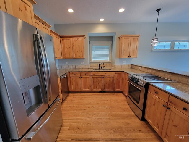kitchen with light brown cabinets, a sink, light wood-style floors, appliances with stainless steel finishes, and recessed lighting