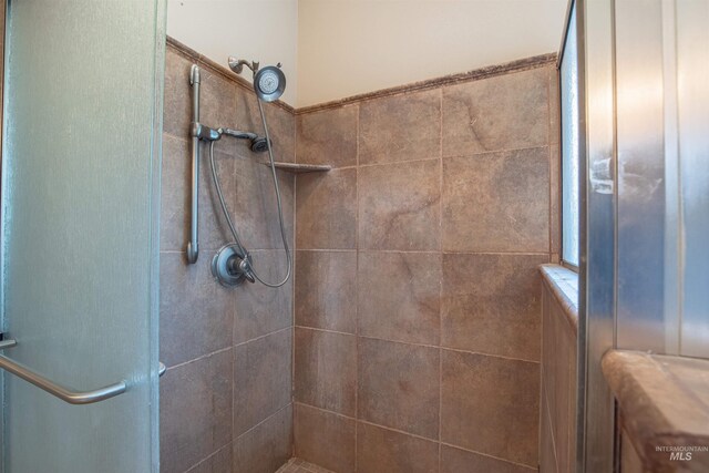 bathroom featuring tiled shower