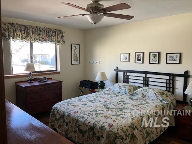 bedroom featuring ceiling fan