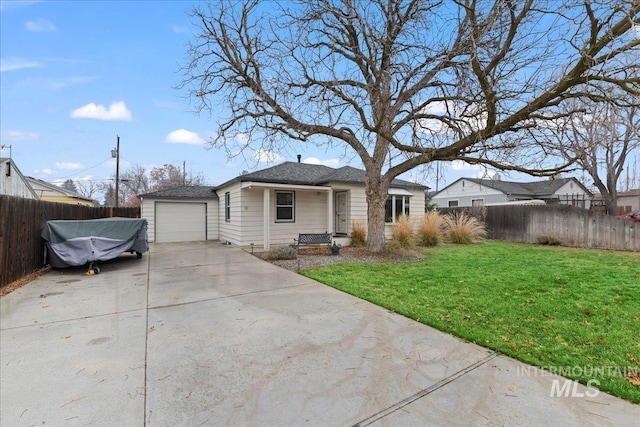 ranch-style house featuring a front lawn