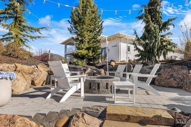 view of patio with an outdoor fire pit