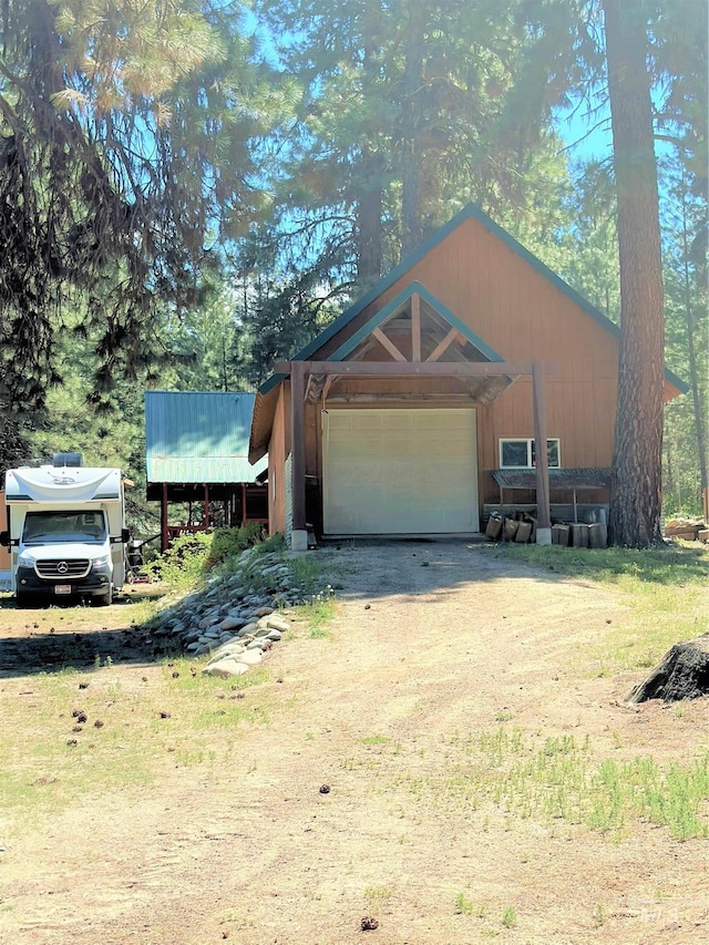 view of front of home featuring dirt driveway