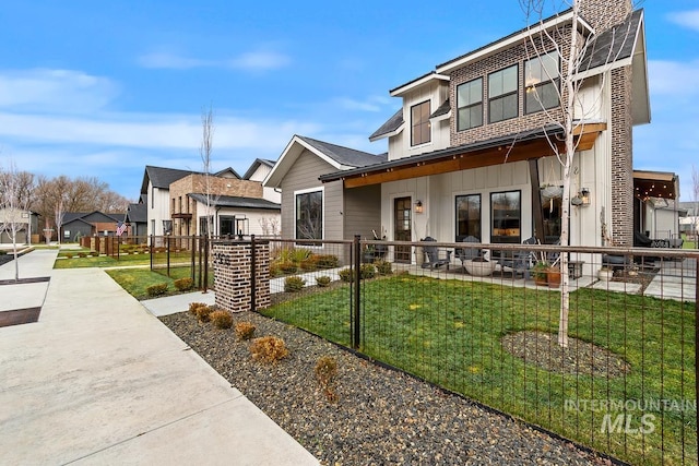 view of front of home featuring a front lawn