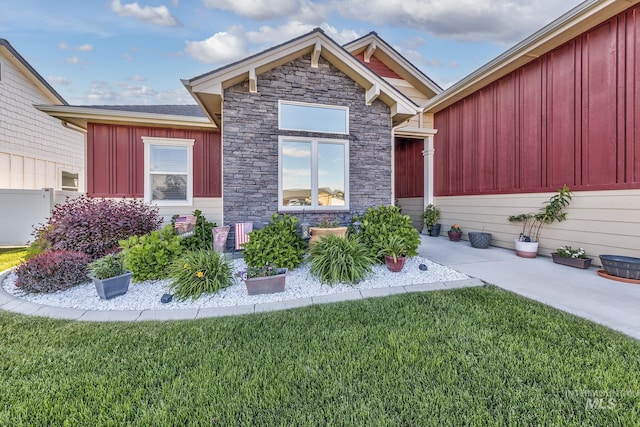 420 Poppy St, Fruitland, ID 83619 - single story home with board and batten siding, a front yard, and stone siding