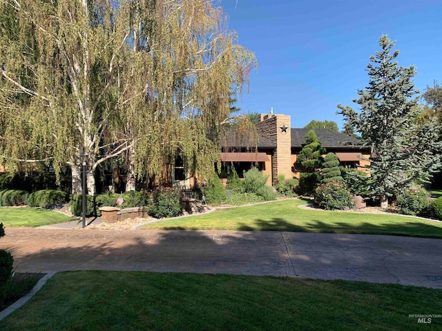 view of front of home featuring a front yard