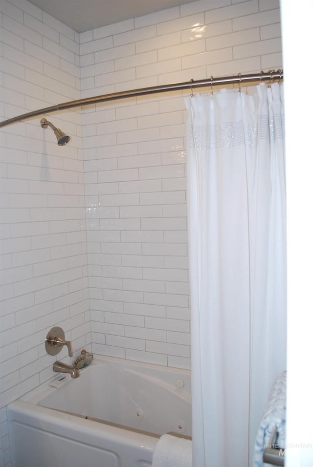 bathroom with shower / tub combo