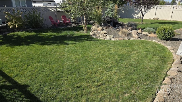 view of yard featuring a fenced backyard