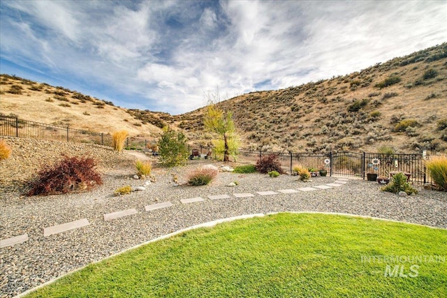 view of yard with a mountain view