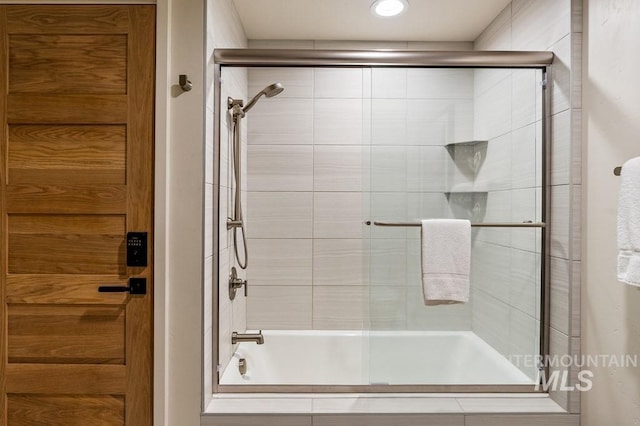 bathroom with tiled shower / bath combo