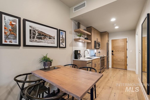 dining space featuring recessed lighting, visible vents, light wood-style flooring, and baseboards