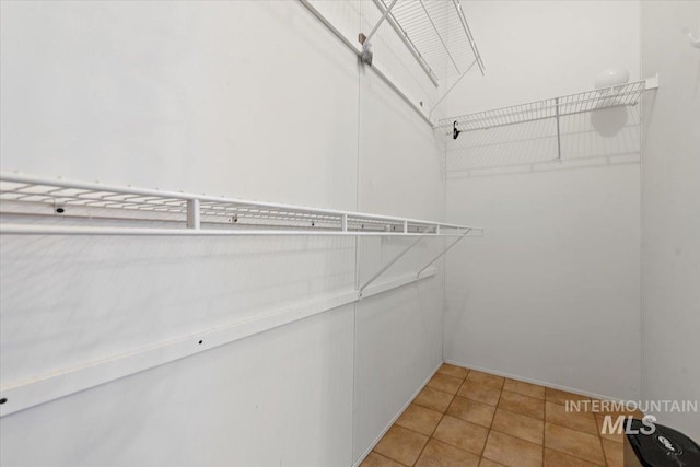 spacious closet featuring light tile patterned floors