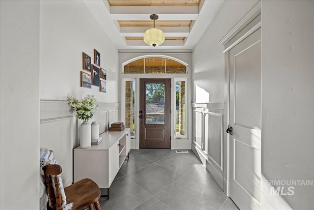 25580 Gooseberry Ln, Caldwell, ID 83607 - tiled entrance foyer featuring a decorative wall, a raised ceiling, and a wainscoted wall