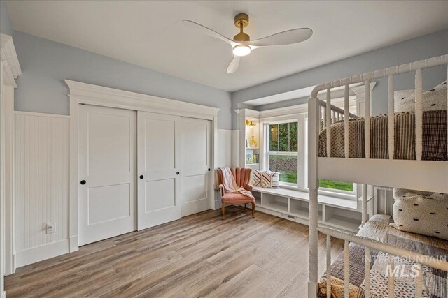 25580 Gooseberry Ln, Caldwell, ID 83607 - living area featuring light wood-style floors, wainscoting, and ceiling fan