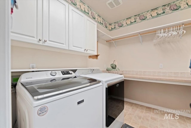 laundry room with visible vents, cabinet space, independent washer and dryer, and baseboards