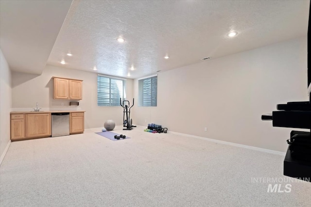 workout room featuring carpet floors, recessed lighting, baseboards, and a sink
