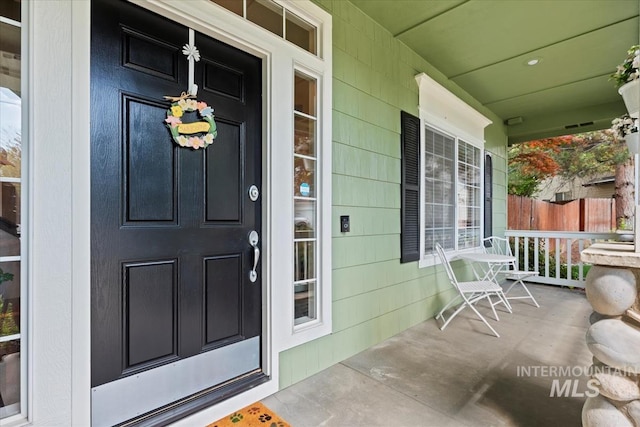 entrance to property featuring covered porch