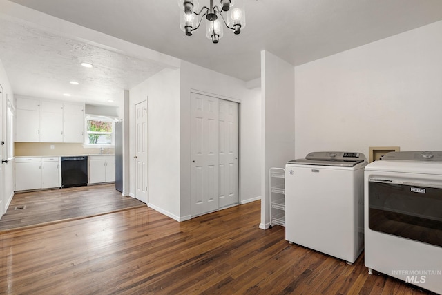 laundry room with laundry area, wood finished floors, baseboards, a chandelier, and independent washer and dryer