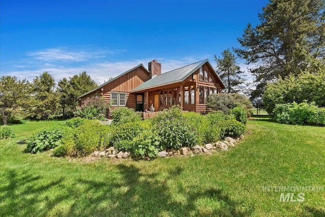 view of side of property featuring a lawn