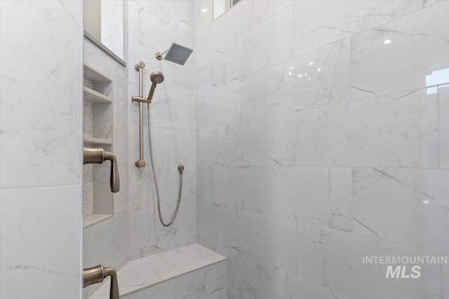 bathroom featuring a tile shower