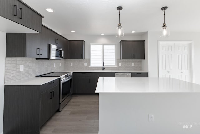 206 Marble Ave, Caldwell, ID 83605 - kitchen featuring stainless steel appliances, a sink, light countertops, backsplash, and recessed lighting