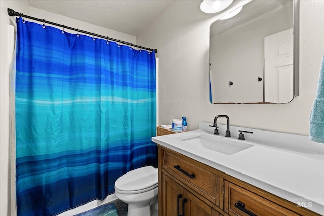 full bath with toilet, a textured ceiling, a shower with shower curtain, and vanity