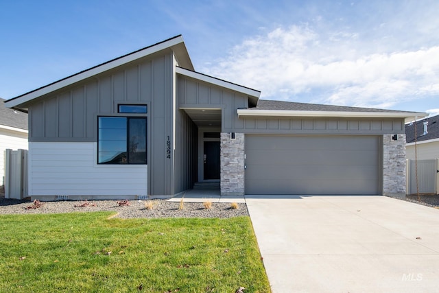 view of front of house featuring a garage and a front lawn