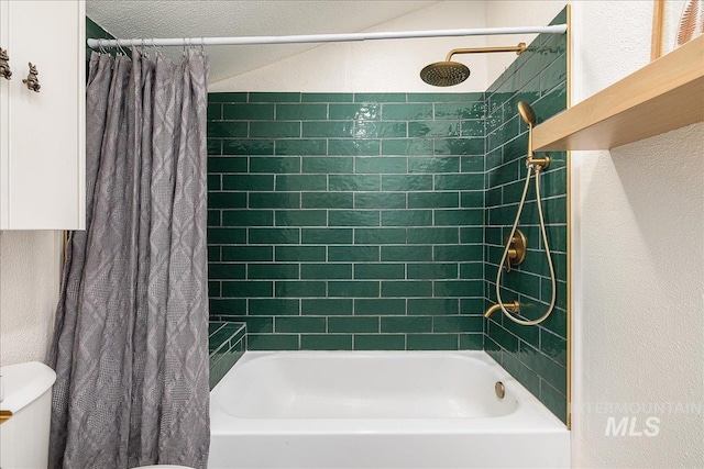 723 4th Ave N, Nampa, ID 83687 - bathroom featuring shower / bath combo and a textured wall
