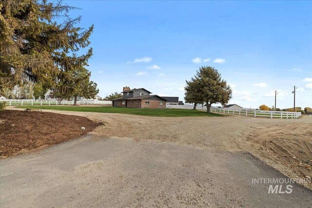 view of yard featuring a rural view
