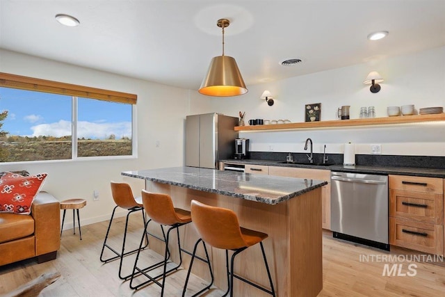 2672 E 4000 N, Twin Falls, ID 83301 - kitchen featuring dishwasher, a sink, open shelves, a breakfast bar, and a kitchen island