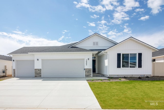 view of front of property featuring a front lawn and a garage