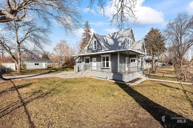 view of front facade featuring a porch and a front lawn