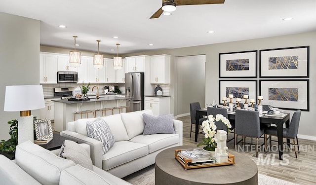 546 Thistle Hills Ave, Middleton, ID 83644 - living area featuring light wood-type flooring, baseboards, a ceiling fan, and recessed lighting