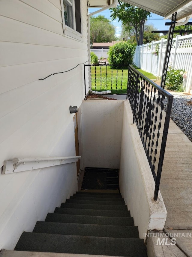 855 N 9th E, Mountain Home, ID 83647 - view of stairs
