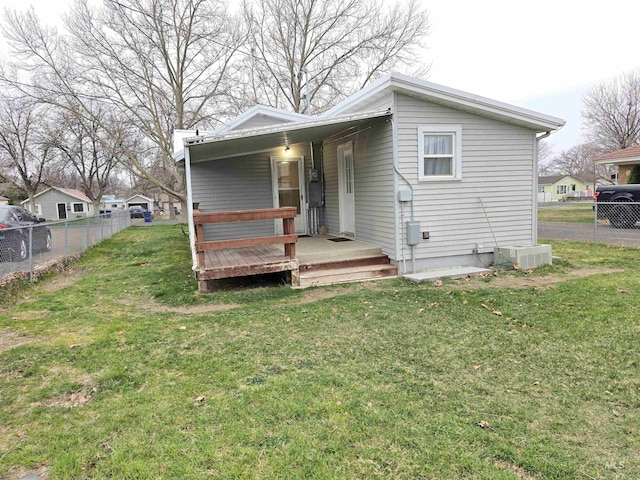 701 Union Ave, Filer, ID 83328 - view of front facade with covered porch, fence, and a front lawn