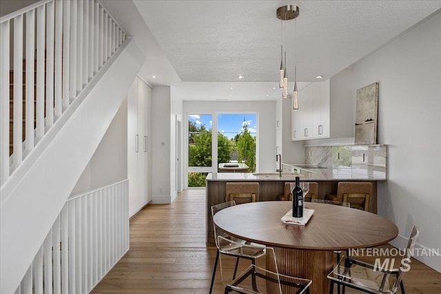 333 E Palapa Ln, Garden City, ID 83714 - dining room with light wood-style flooring, a textured ceiling, baseboards, and recessed lighting