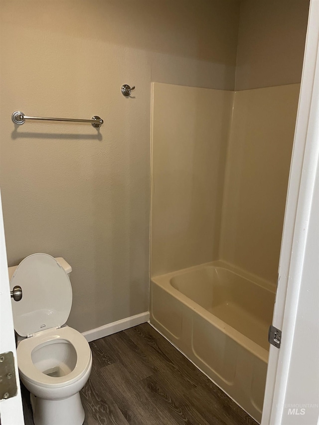 255 Elm, Vale, OR 97918 - full bathroom featuring wood finished floors, toilet, washtub / shower combination, and baseboards